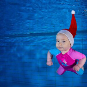 Child in a festive hat at an underwater photoshoot